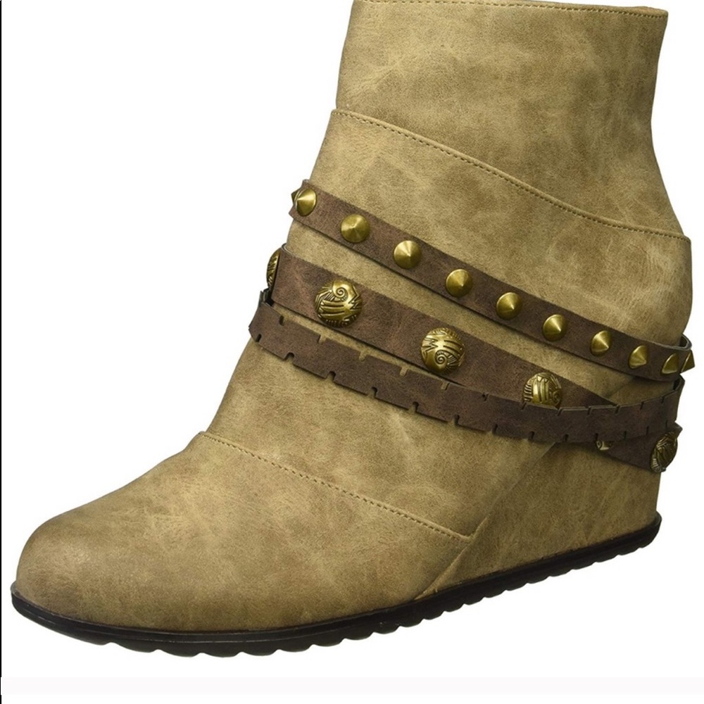 Brown wedge. Super cute. Worn maybe 3x. Size 6.5